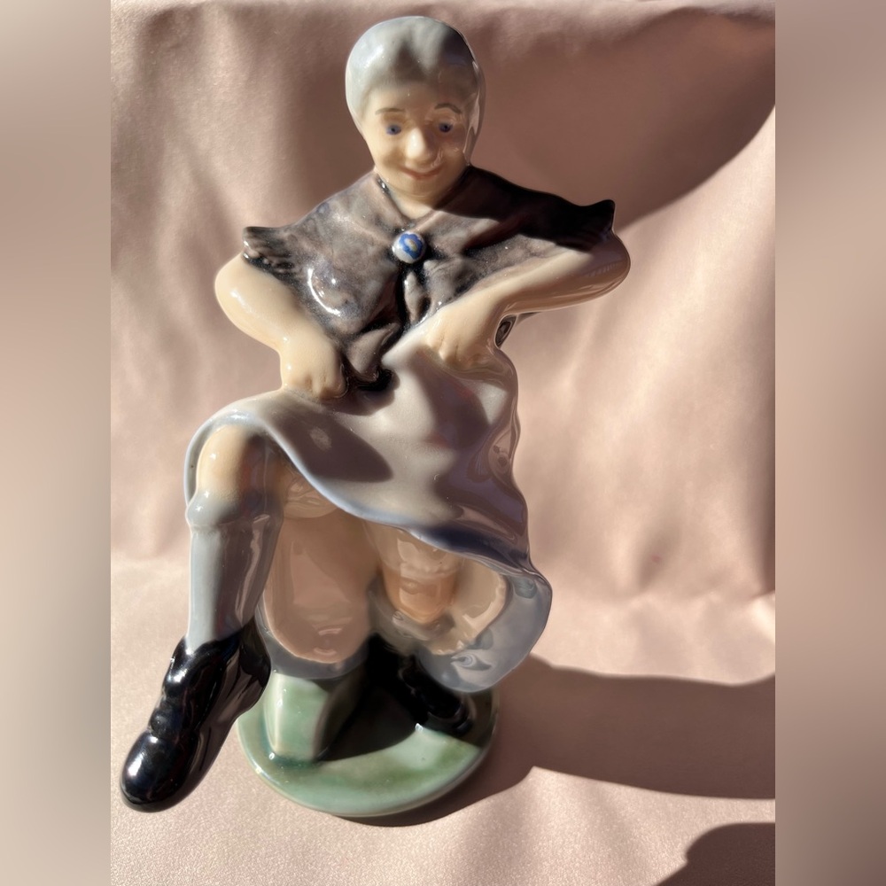 Widda Cafferty Irish Wade Porcelain Figurine William Harper Ireland 6"